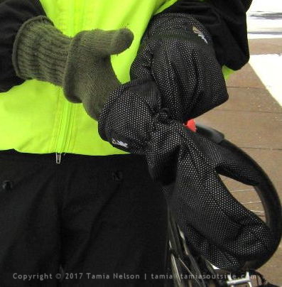 Keeping Hands Warm in Cold Weather Cycling - (c) Tamia Nelson - Verloren Hoop - Tamiasoutside.com